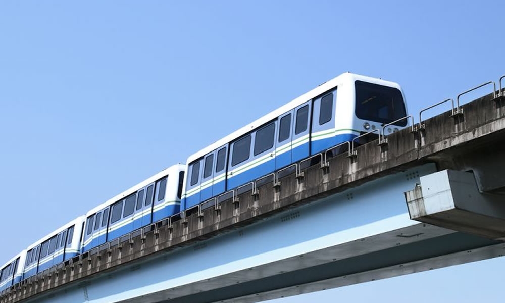 捷運案例 天花板上與燈管交互排列的擴張,沿著列車運行方向並行展開,展現特有的工業背景。
